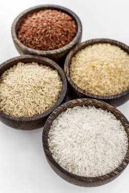 Kamboçya 'da beyaz arka planda farklı Asya pirinç taneleri var.