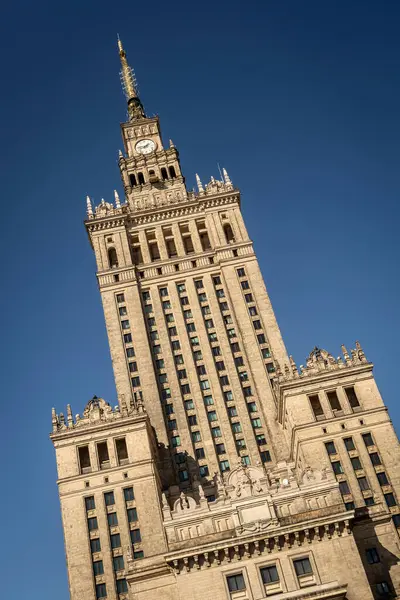 Kültür ve Bilim Sarayı güneşli bir günde Varşova Polonya 'nın dış cephesini inşa ediyor.