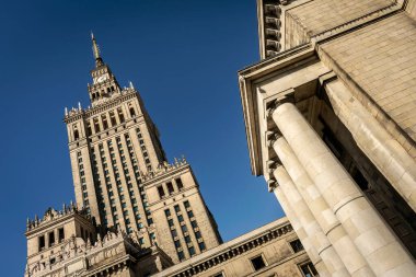 Kültür ve Bilim Sarayı güneşli bir günde Varşova Polonya 'nın dış cephesini inşa ediyor.