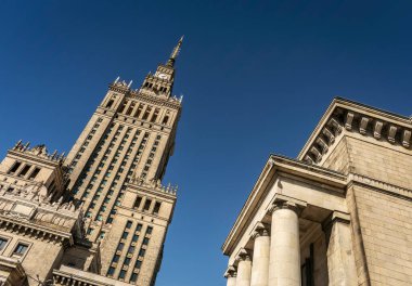 Kültür ve Bilim Sarayı güneşli bir günde Varşova Polonya 'nın dış cephesini inşa ediyor.