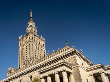 Kültür ve Bilim Sarayı güneşli bir günde Varşova Polonya 'nın dış cephesini inşa ediyor.