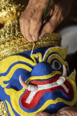 Kamboçya 'da ressam Lakhon Khol' un geleneksel dans maskesini çizerken.