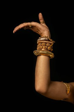 Khmer Apsara geleneksel dans sanatçısı el hareketi Kamboçya 'da siyah arkaplan üzerine