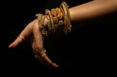 Khmer Apsara geleneksel dans sanatçısı el hareketi Kamboçya 'da siyah arkaplan üzerine