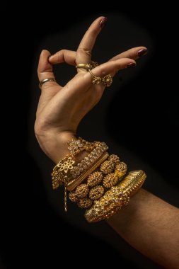 Khmer Apsara geleneksel dans sanatçısı el hareketi Kamboçya 'da siyah arkaplan üzerine