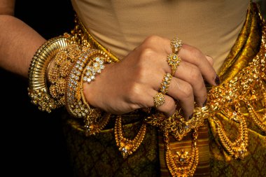 Kamboçya 'daki Khmer Apsara kostümünün ve geleneksel dans figürlerinin ayrıntıları.