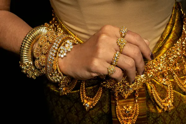 Kamboçya 'daki Khmer Apsara kostümünün ve geleneksel dans figürlerinin ayrıntıları.