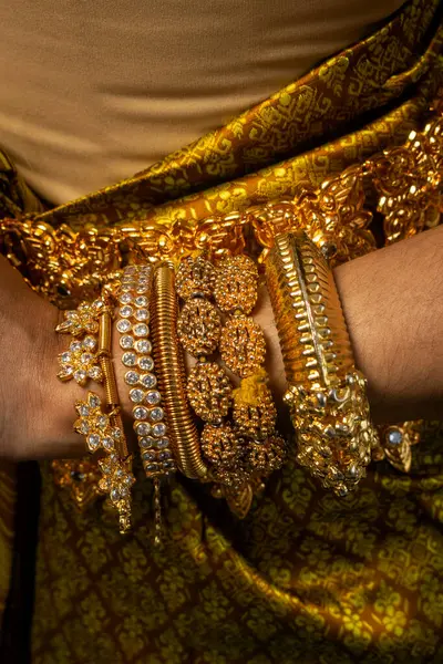 Kamboçya 'daki Khmer Apsara kostümünün ve geleneksel dans figürlerinin ayrıntıları.