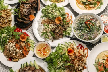 Açık büfe masasında geleneksel Vietnam yemekleri çeşitleri.