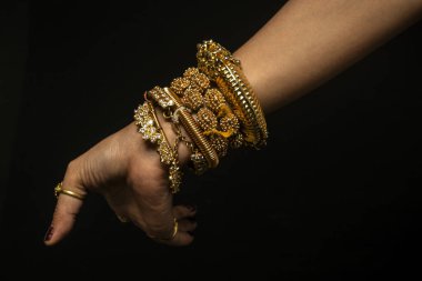 Khmer Apsara geleneksel dans sanatçısı el hareketi Kamboçya 'da siyah arkaplan üzerine