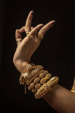 Khmer Apsara geleneksel dans sanatçısı el hareketi Kamboçya 'da siyah arkaplan üzerine