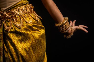 Khmer Apsara geleneksel dans sanatçısı el hareketi Kamboçya 'da siyah arkaplan üzerine