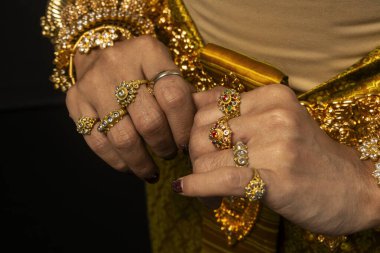 Kamboçya 'daki Khmer Apsara kostümünün ve geleneksel dans figürlerinin ayrıntıları.