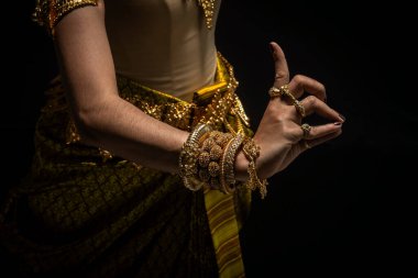 Kamboçya 'daki Khmer Apsara kostümünün ve geleneksel dans figürlerinin ayrıntıları.