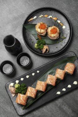 Gri arkaplanda zarif karışık suşi omakaz yemeği