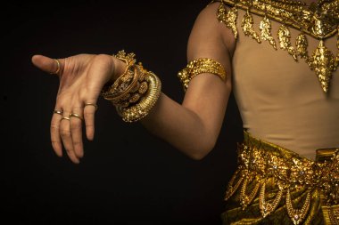 Kamboçya 'daki Khmer Apsara kostümünün ve geleneksel dans figürlerinin ayrıntıları.