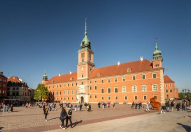 Gündüzleri Varşova 'nın eski bir kasabasında kraliyet kalesinin simgesi ve meydanı