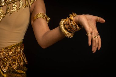 Kamboçya 'daki Khmer Apsara kostümünün ve geleneksel dans figürlerinin ayrıntıları.