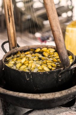 Kamboçya çiftliğinde geleneksel ipek böceği üretimi metodu.