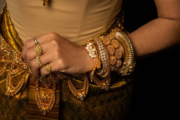 Kamboçya 'daki Khmer Apsara kostümünün ve geleneksel dans figürlerinin ayrıntıları.