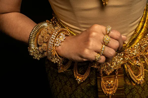 Kamboçya 'daki Khmer Apsara kostümünün ve geleneksel dans figürlerinin ayrıntıları.