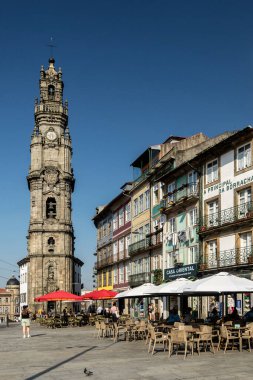 Torre dos clerigos kilise kulesi. Portekiz 'in merkezindeki ünlü simge.