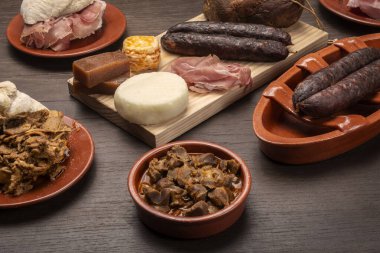 Porto Portekiz 'deki restoran masasında çeşitli geleneksel Portekiz tapas atıştırmalıkları var.