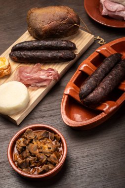 Porto Portekiz 'deki restoran masasında çeşitli geleneksel Portekiz tapas atıştırmalıkları var.