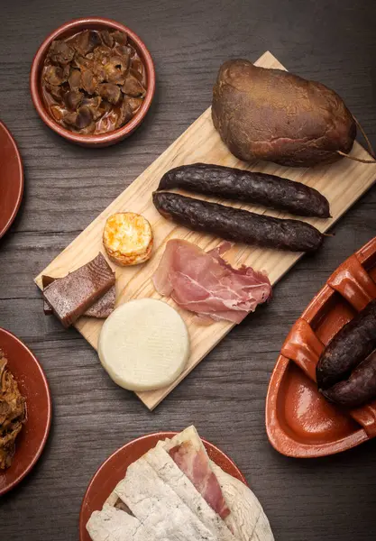 Porto Portekiz 'deki restoran masasında çeşitli geleneksel Portekiz tapas atıştırmalıkları var.