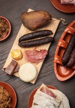 Porto Portekiz 'deki restoran masasında çeşitli geleneksel Portekiz tapas atıştırmalıkları var.