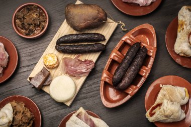 Porto Portekiz 'deki restoran masasında çeşitli geleneksel Portekiz tapas atıştırmalıkları var.