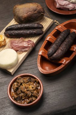 Porto Portekiz 'deki restoran masasında çeşitli geleneksel Portekiz tapas atıştırmalıkları var.