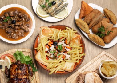 Lizbon restoranının masasında çok farklı geleneksel Portekiz yemekleri var.