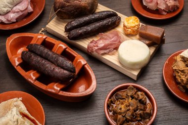 Porto Portekiz 'deki restoran masasında çeşitli geleneksel Portekiz tapas atıştırmalıkları var.