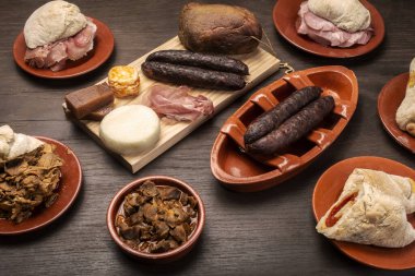 Porto Portekiz 'deki restoran masasında çeşitli geleneksel Portekiz tapas atıştırmalıkları var.