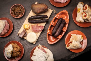 Porto Portekiz 'deki restoran masasında çeşitli geleneksel Portekiz tapas atıştırmalıkları var.