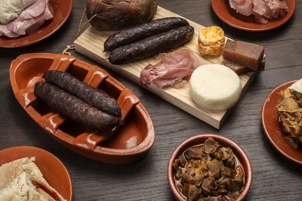 Porto Portekiz 'deki restoran masasında çeşitli geleneksel Portekiz tapas atıştırmalıkları var.