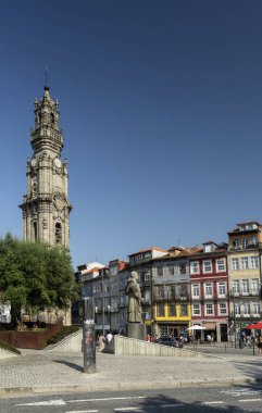 Torre dos clerigos kilise kulesi. Portekiz 'in merkezindeki ünlü simge.
