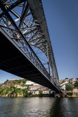 I. Dom Luis, Porto Portekiz 'in tarihi ve nehir kıyısında ikonik bir kent.