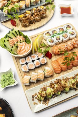 Japon restoranında beyaz arka planda karışık suşi tabağı Moriawase yemeği.