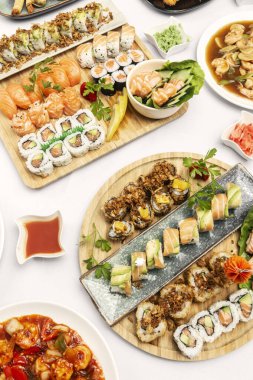 Japon restoranında beyaz arka planda karışık suşi tabağı Moriawase yemeği.