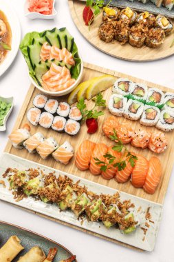 Japon restoranında beyaz arka planda karışık suşi tabağı Moriawase yemeği.