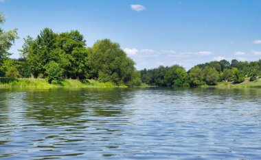Göllü ve ağaçlı yaz manzarası, göl ve orman, mavi gökyüzü ve bulutlu manzara, nehirli manzara, nehirdeki ağaçlar