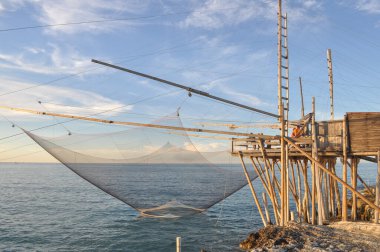 İtalya, Vieste 'deki Trabucco Gargano balıkçılık makinası kulesi
