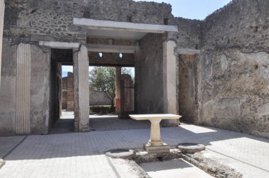 Pompeii antik Roma şehrindeki arkeolojik alanın kalıntıları, İtalya 'nın Pompeii kentinde MS 79 yılında Vesuvius Dağı' nın patlamasında volkanik küllerin altına gömüldü.