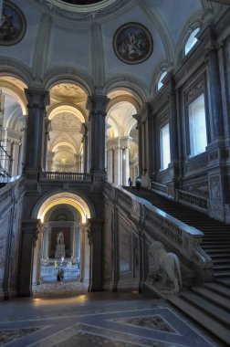 CASERTA, İtalya - CIRCA AĞUSTOS 2020: Kraliyet Sarayı namı diğer Reggia iç görünümü