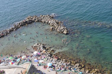 NAPLES, ITALY - CIRCA AĞUSTOS 2020: insanlar plajda ve denizde