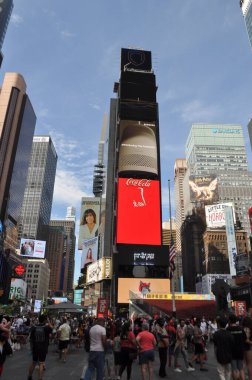 NEW YORK, ABD - CIRCA HAZİRAN 2022: Times Meydanı Manhattan 'da Broadway ve Yedinci Cadde kavşağında