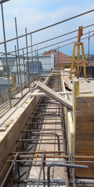 İnşaat alanındaki çatı inşaatında güçlendirilmiş beton kaldırım