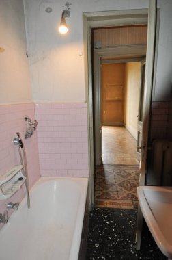 Zarif bağbozumları olan terk edilmiş eski evin içi